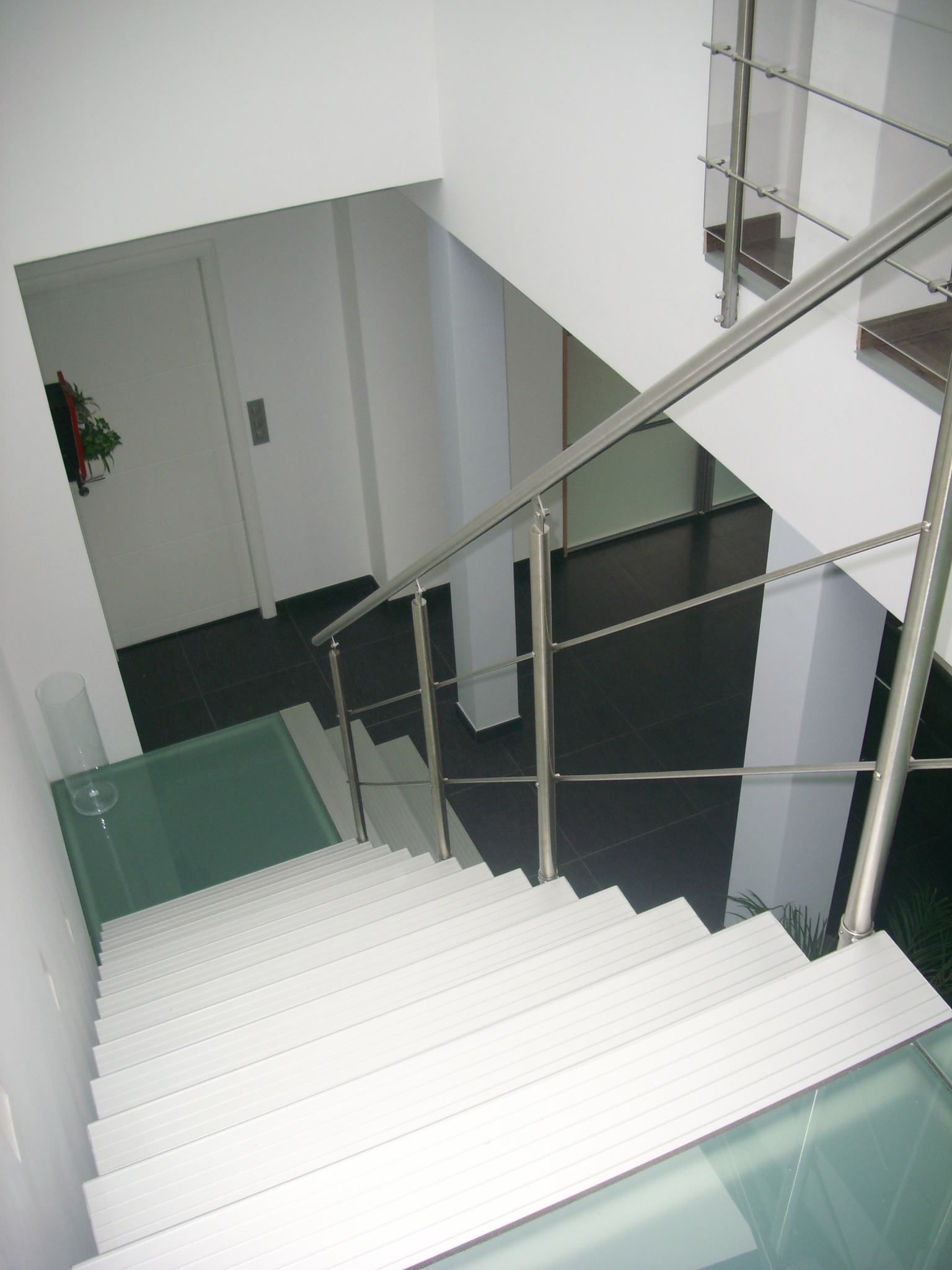 Modern stair Triangle at Hirson | www.graah.be